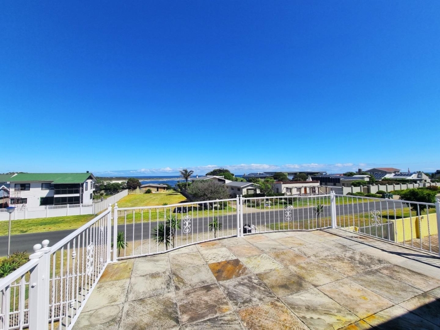 5 Bedroom Property for Sale in Sandbaai Western Cape